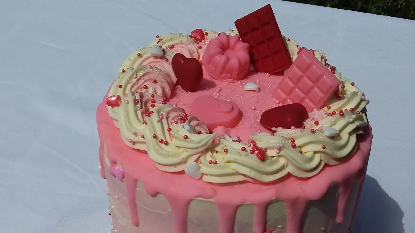 Torta rosa con drip, crema y chocolates