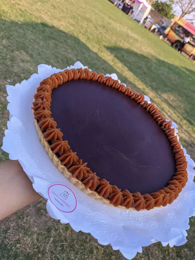 Tarta de chocolate con borde de crema