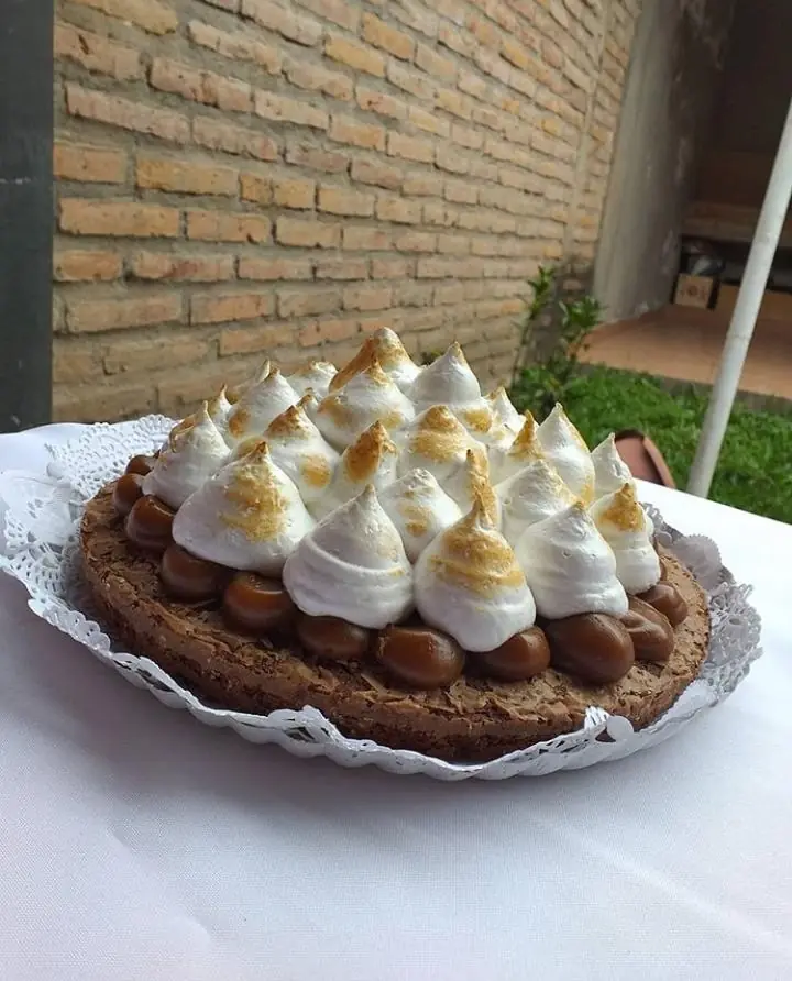 Tarta de chocolate con picos de merengue dorado