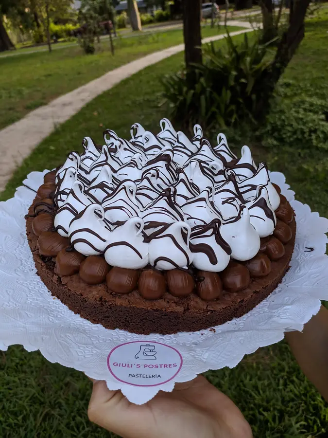 Tarta de chocolate con merengue y hilos de chocolate