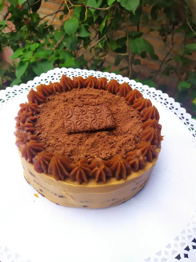 Torta de chocolate con rosetas de crema y cacao