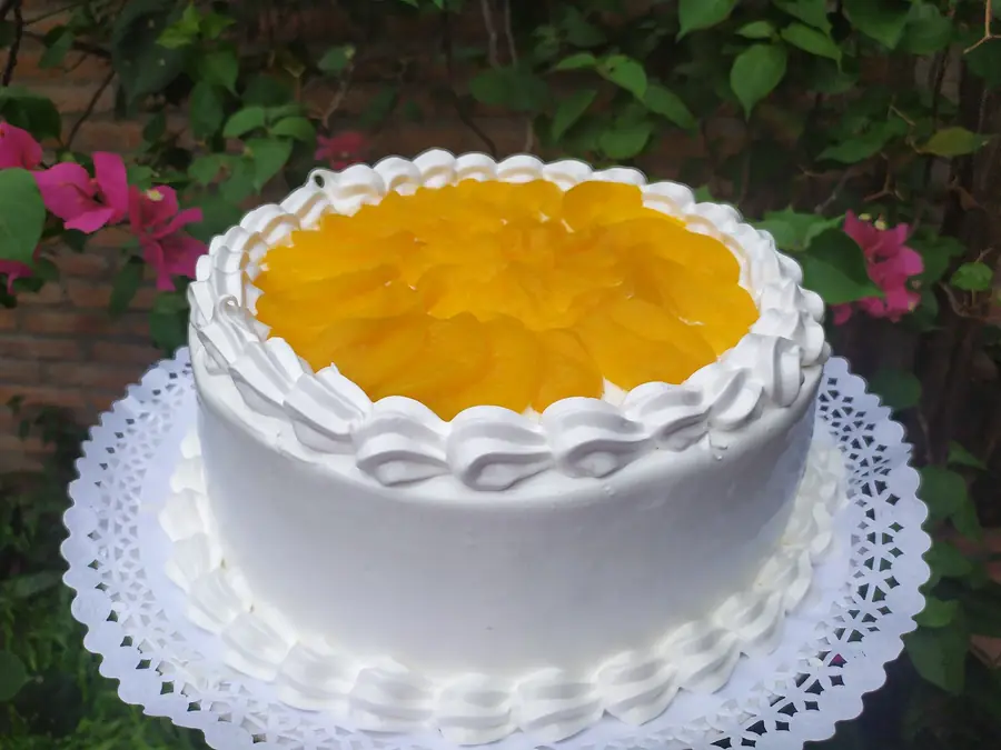 Torta de crema con cobertura de durazno