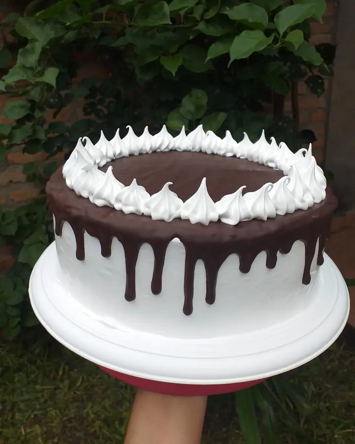 Torta blanca con drip de chocolate y merengue